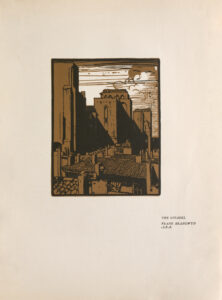 The coloured woodcut is in portrait orientation in the center of the page. It is printed in deep brown and black and is enclosed in a thin black border. The image depicts a cityscape from a bird’s-eye-view. In the foreground the low buildings have flat tiled roofs with chimneys. The buildings in the background are tall, reaching high up into the top section of the image. There is a light source coming from the left side of the image, casting a dark shadow on the taller buildings in the background. In the upper right background there are large and thick clouds.